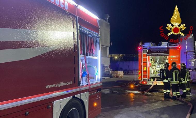 Incendio a Piediripa: in fiamme rifiuti speciali in un capannone, intervengono i vigili del fuoco