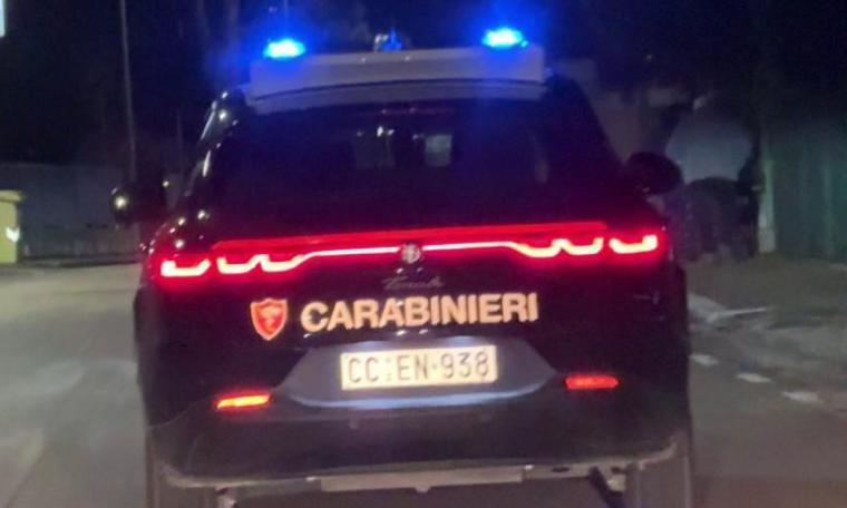 Rissa fuori dal nightclub a Tolentino: 22enne in ospedale. Denunciato 30enne, in auto armi da taglio