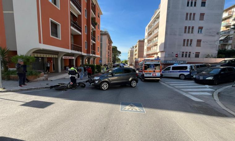 Macerata, scontro tra auto e moto: centauro di 25 anni trasportato all'ospedale
