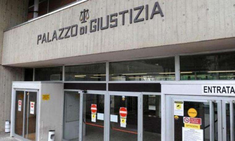 Macerata, lancia il gatto dal secondo piano: condannata e multata per 4mila euro una 43enne