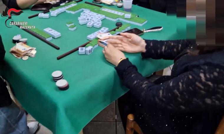 Montecosaro - Di giorno tomaificio, di notte bisca clandestina: 13 denunciati e 6.500 euro sequestrati