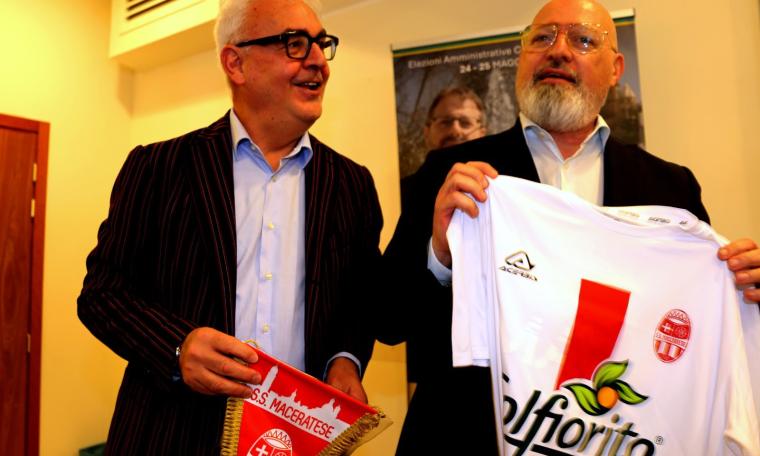 Maglie della Rata a Bonaccini, la società: “Noi apartitici”. Lega: "Sport non sia propaganda”