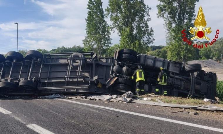 Incidente in autostrada a Porto Recanati, camion sfonda il guardrail: due feriti, uno a Torrette