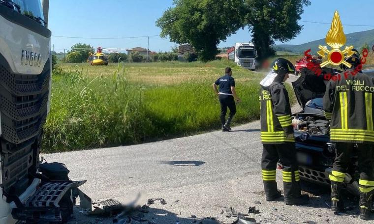 Cingoli, schianto tra auto e camion sulla Provinciale: interviene l’eliambulanza
