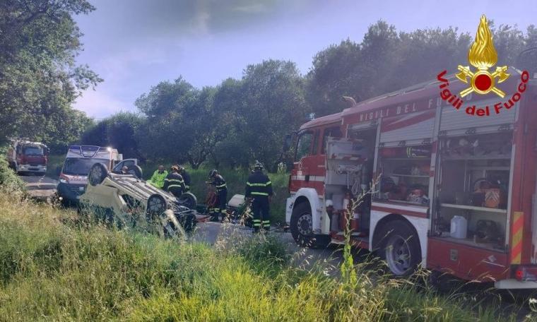 Recanati, auto si ribalta sulla carreggiata: 60enne trasferito a Torrette
