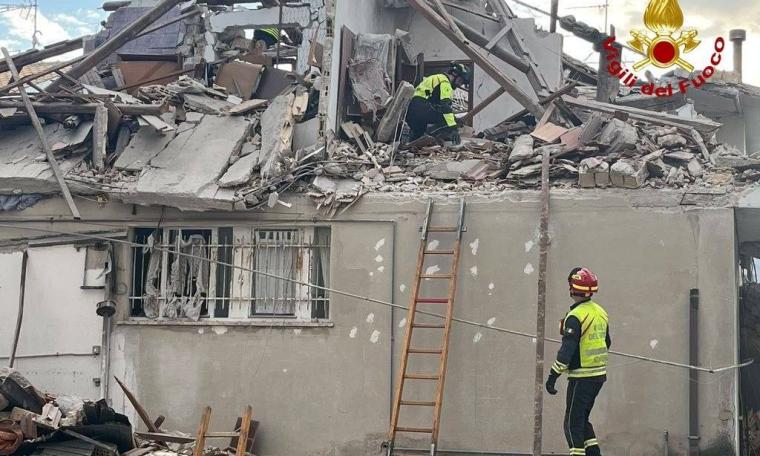 Esplosione all'alba, crolla una palazzina a Porto Sant'Elpidio: due persone morte e tre ferite