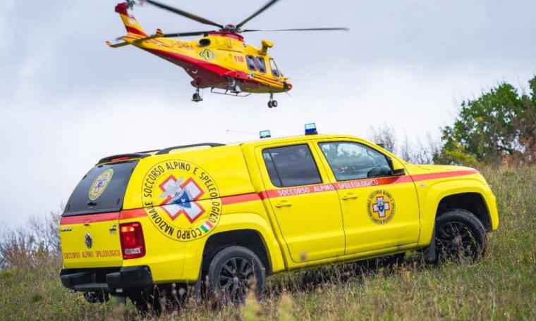 Ussita, scivola sul sentiero sotto il Fargno: soccorso con Icaro