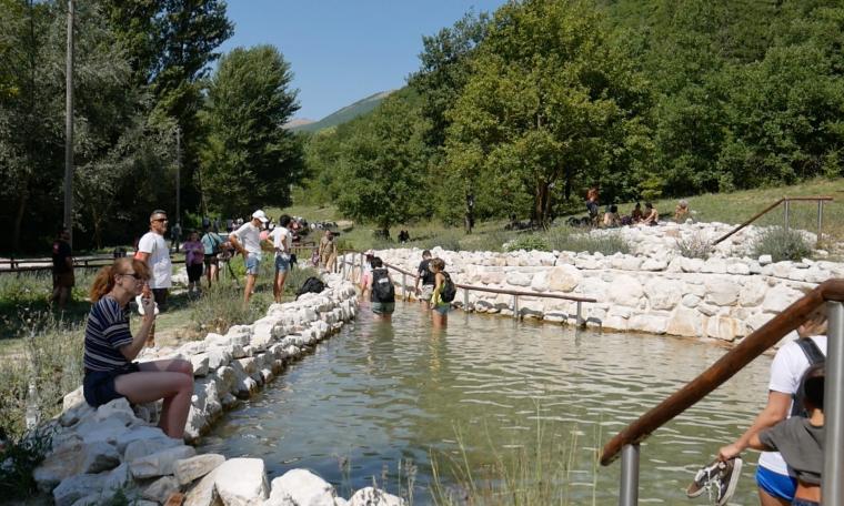 Altro che mare: a Pieve Torina il Ferragosto si festeggia a piedi nudi nel parco (VIDEO)