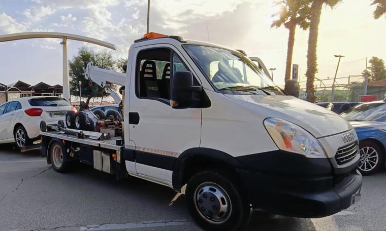 Civitanova, positivo al test antidroga abbandona la Mercedes e scappa a piedi: rintracciato dalla Polizia (FOTO)
